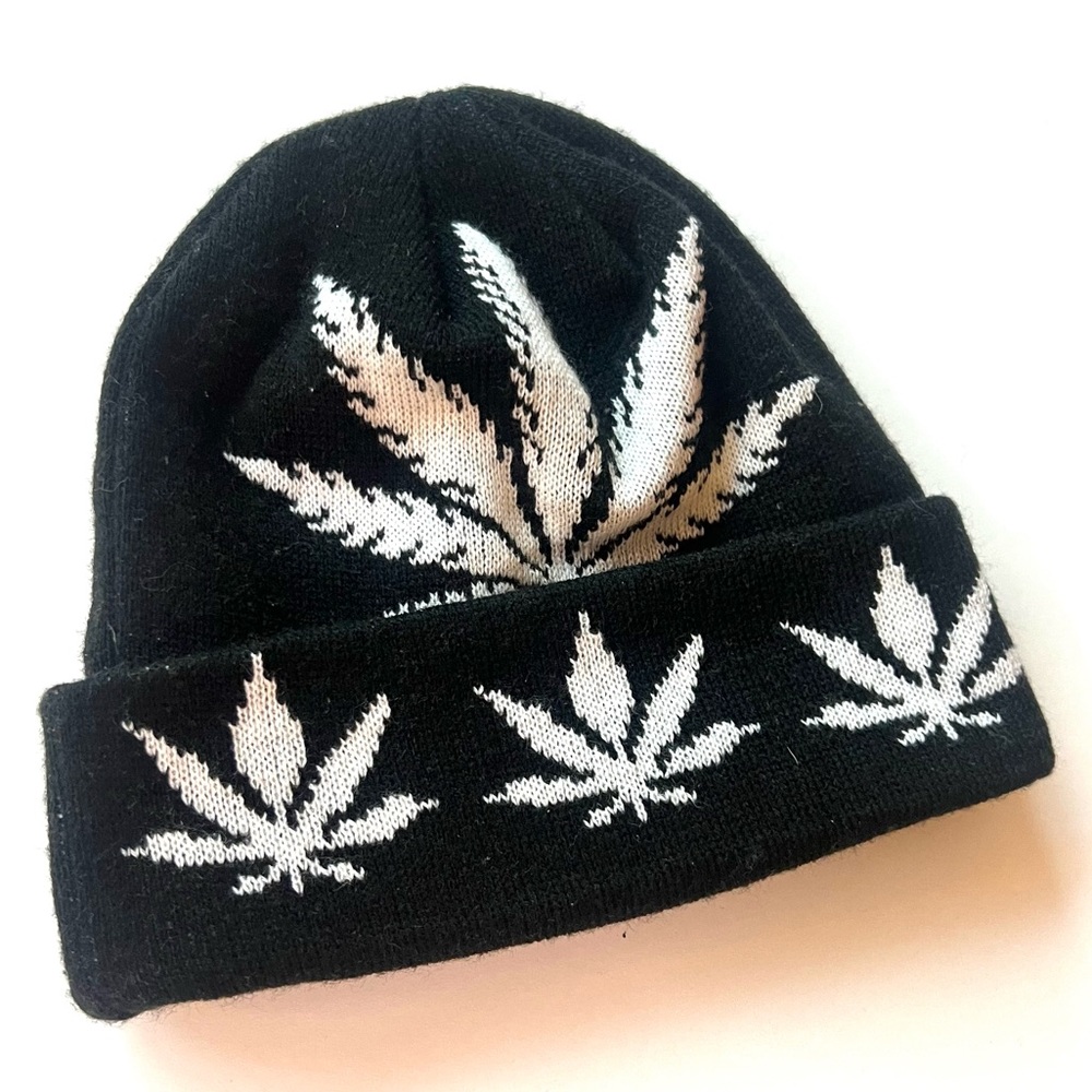 Black and White cannibis weed leaf Pattern beanie black white